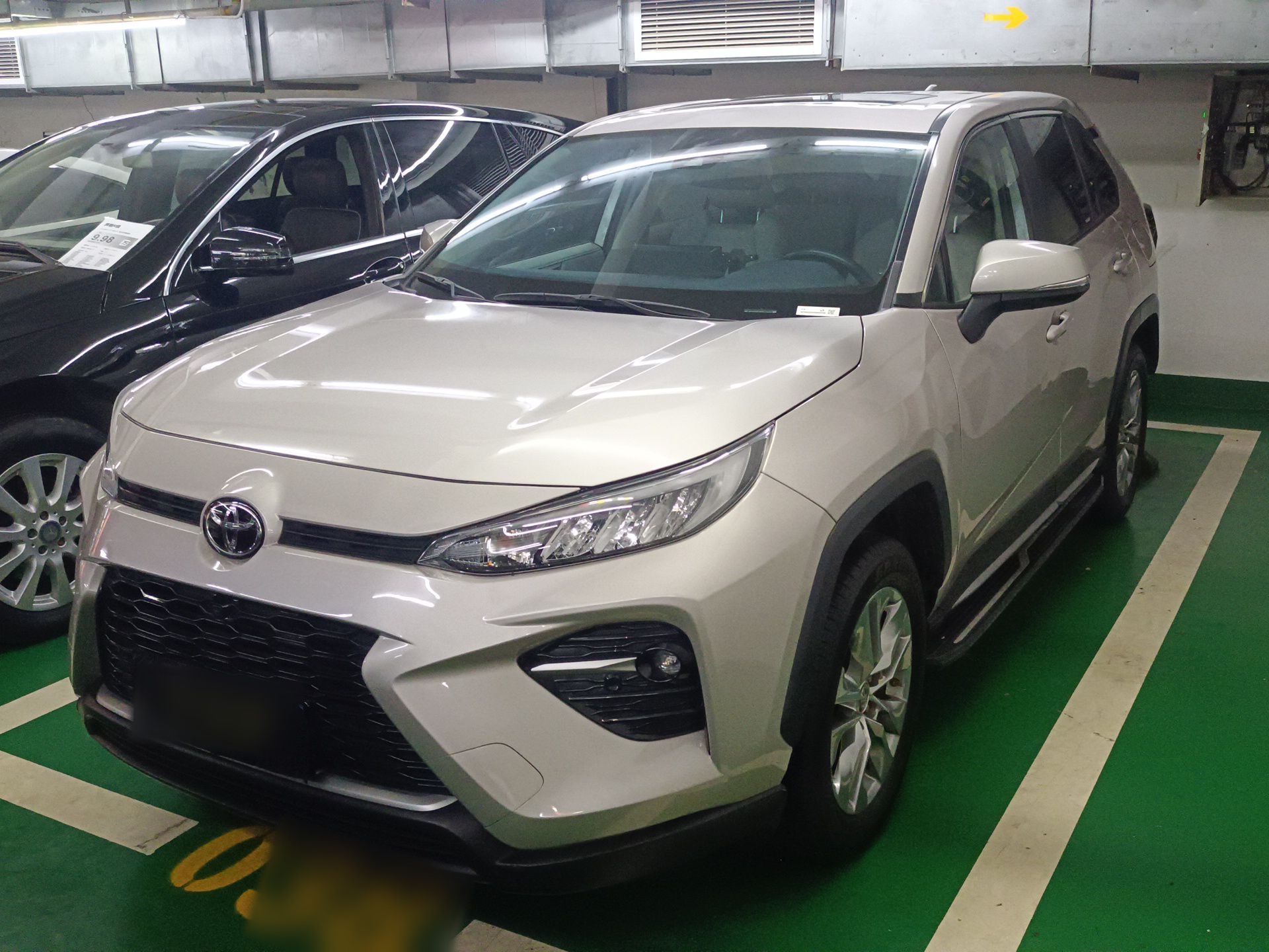 تحت مقدمة السيارة