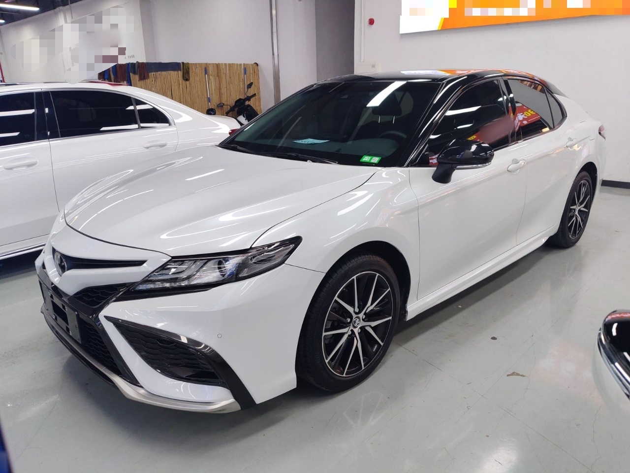 Под передней частью автомобиля