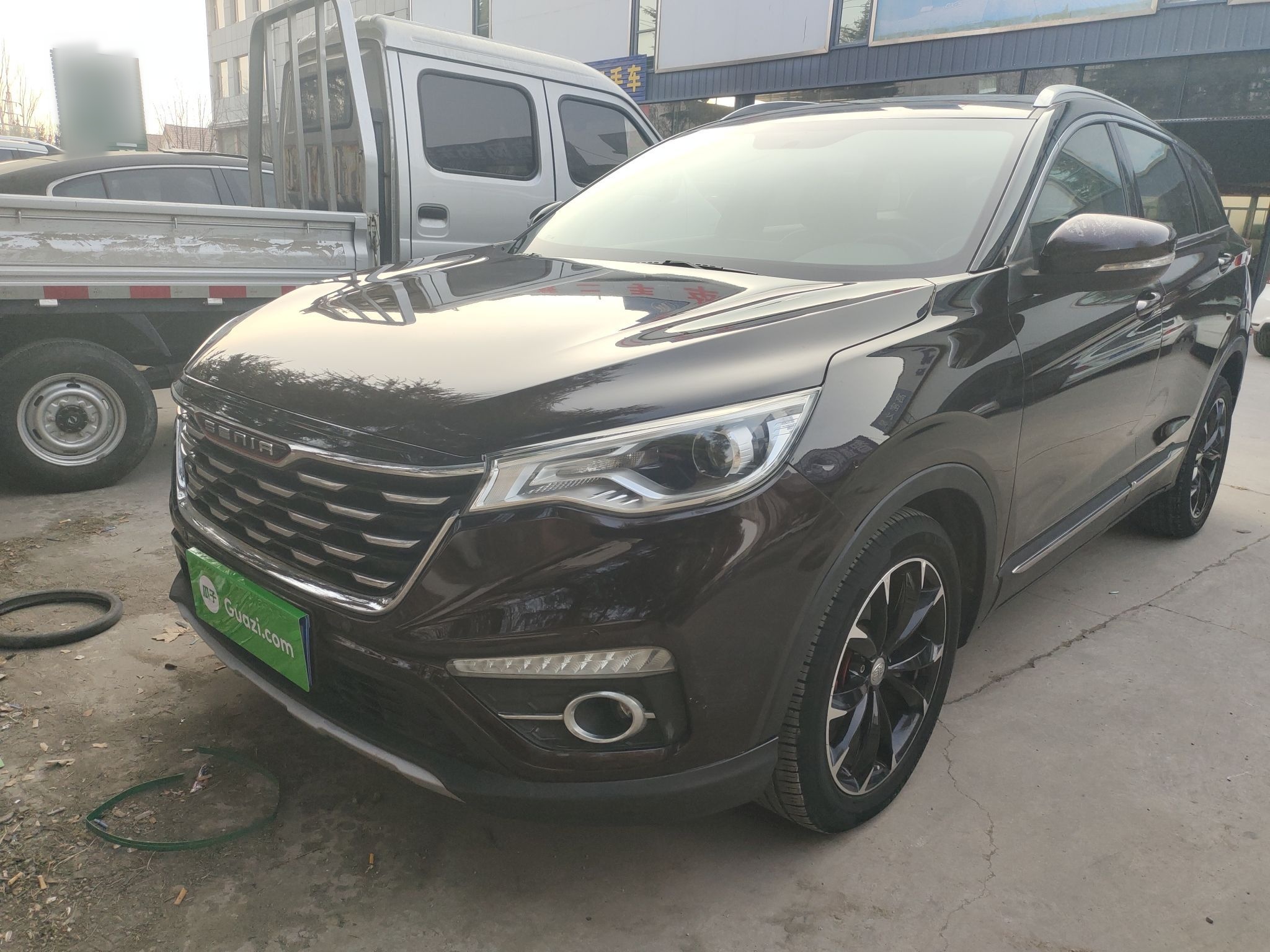 تحت مقدمة السيارة