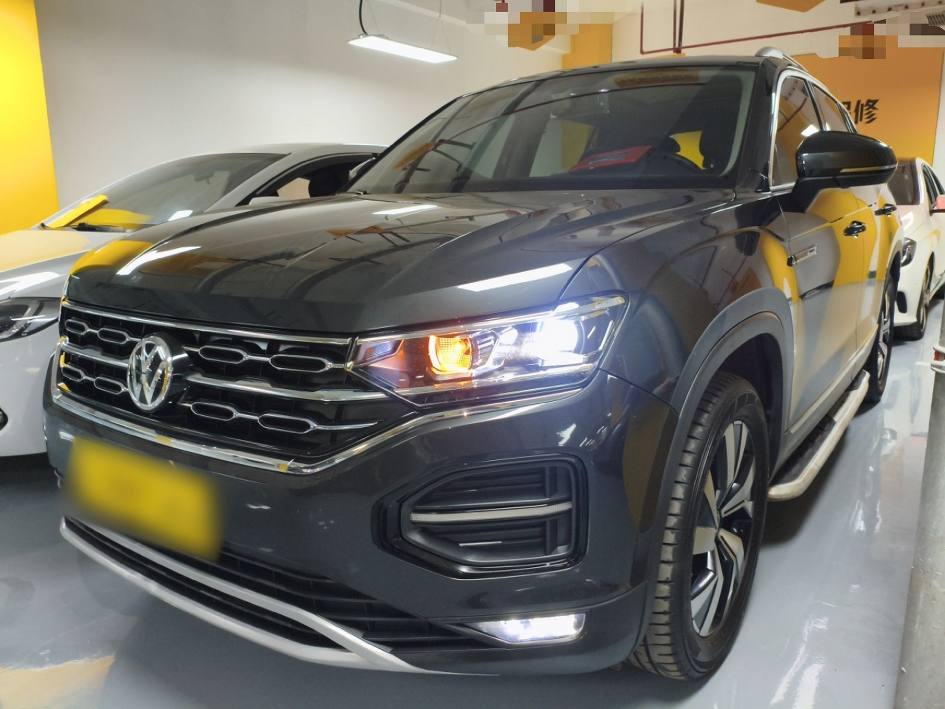 Под передней частью автомобиля