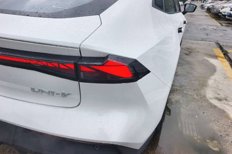 Used Changan UNI-V 2025 1.5T 500Bar High-Energy Version