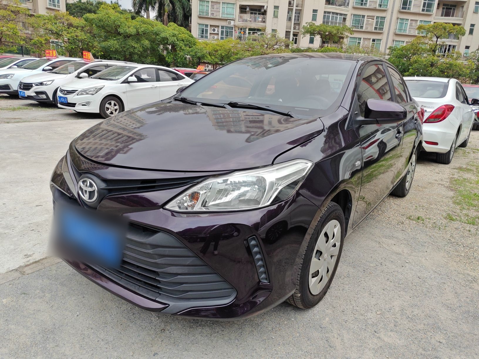 تحت مقدمة السيارة