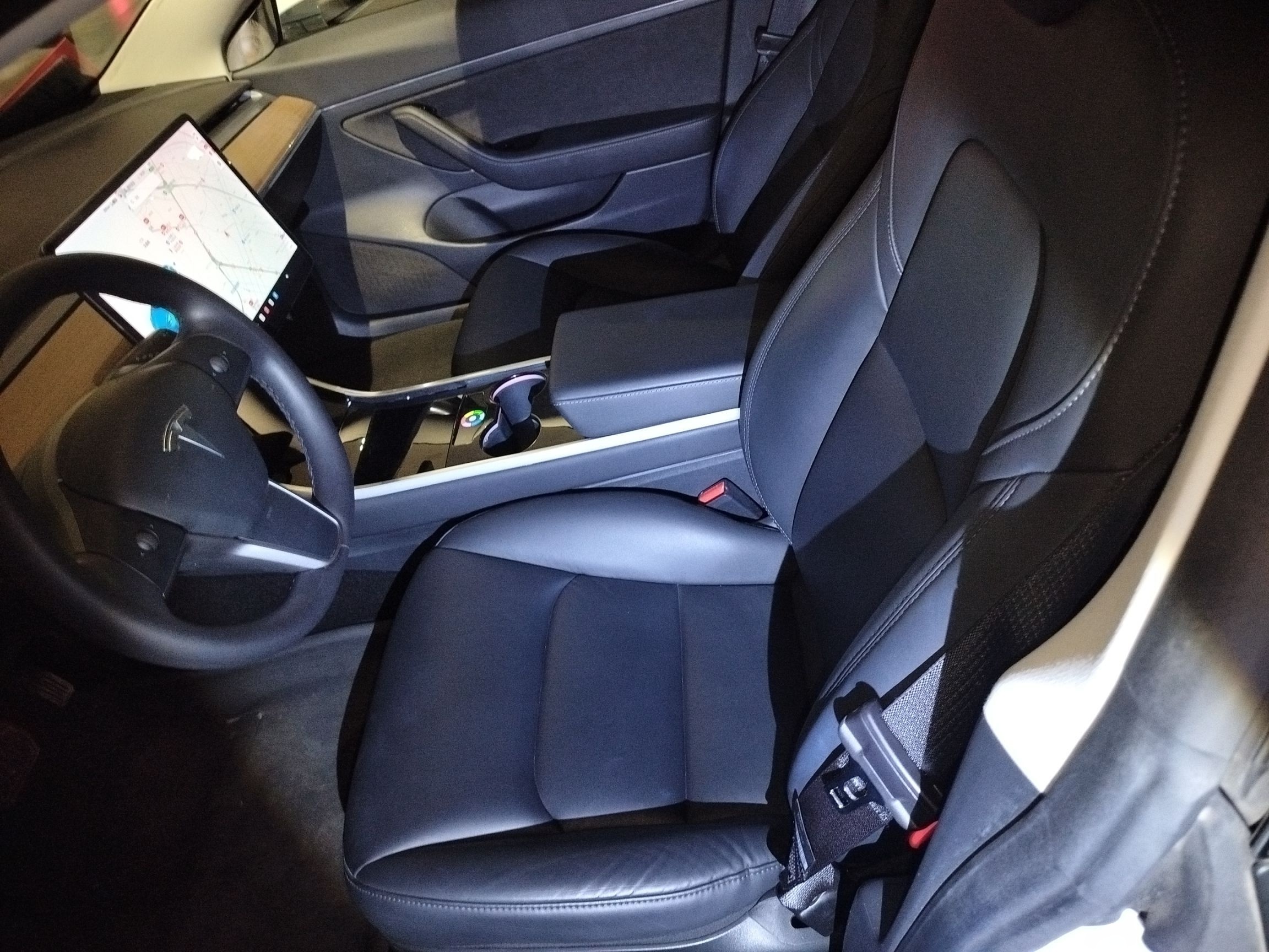 المقاعد الأمامية داخل السيارة