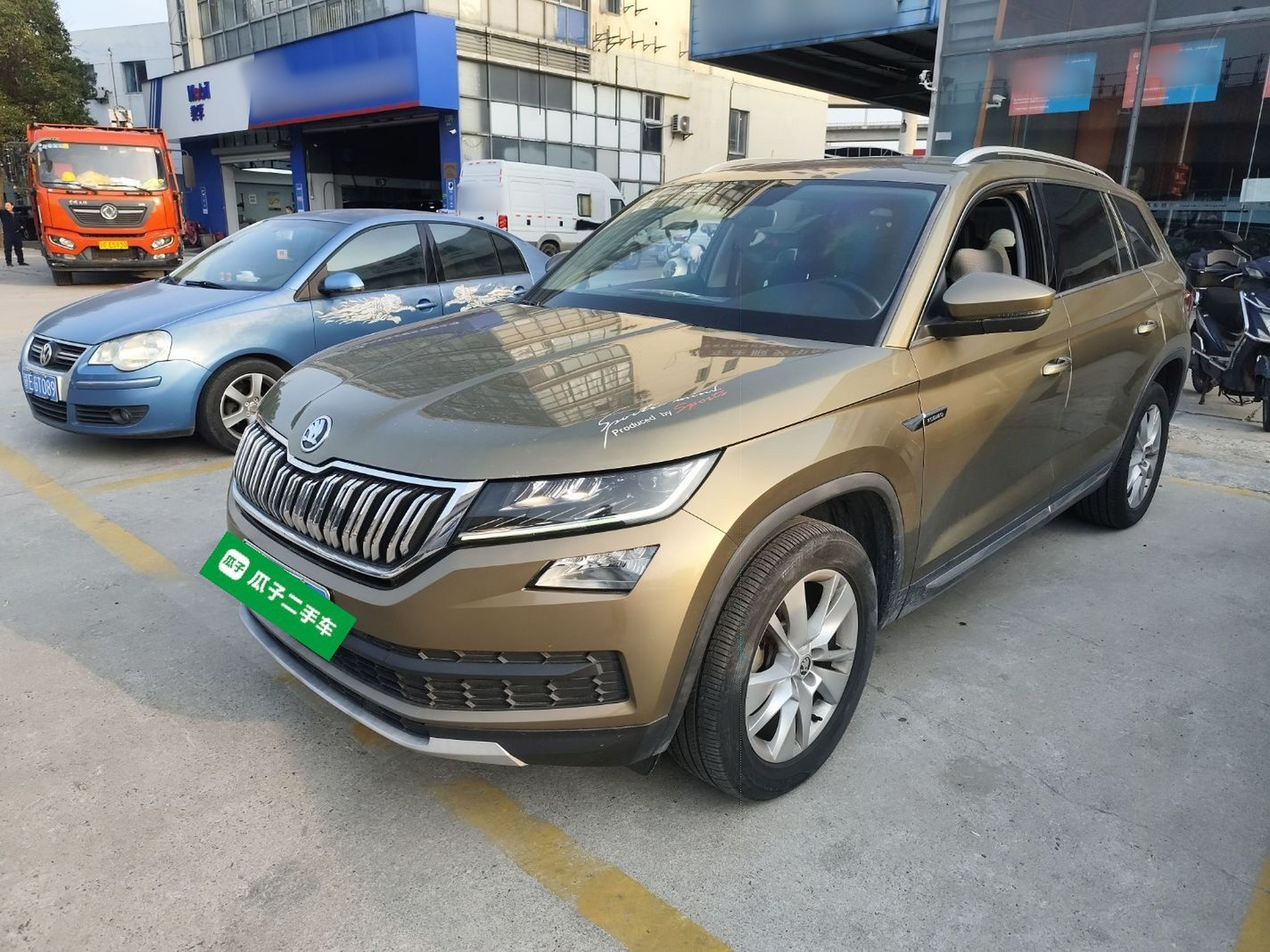 Под передней частью автомобиля