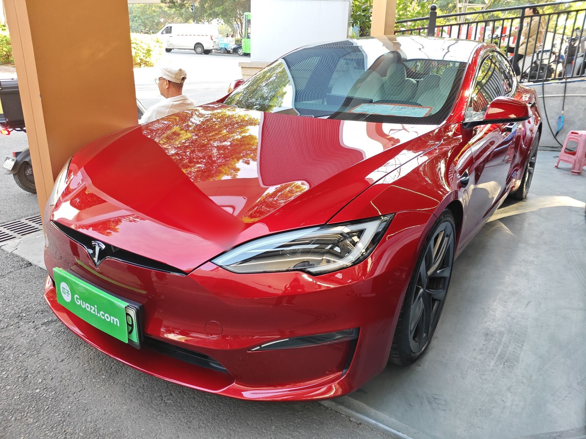 Под передней частью автомобиля