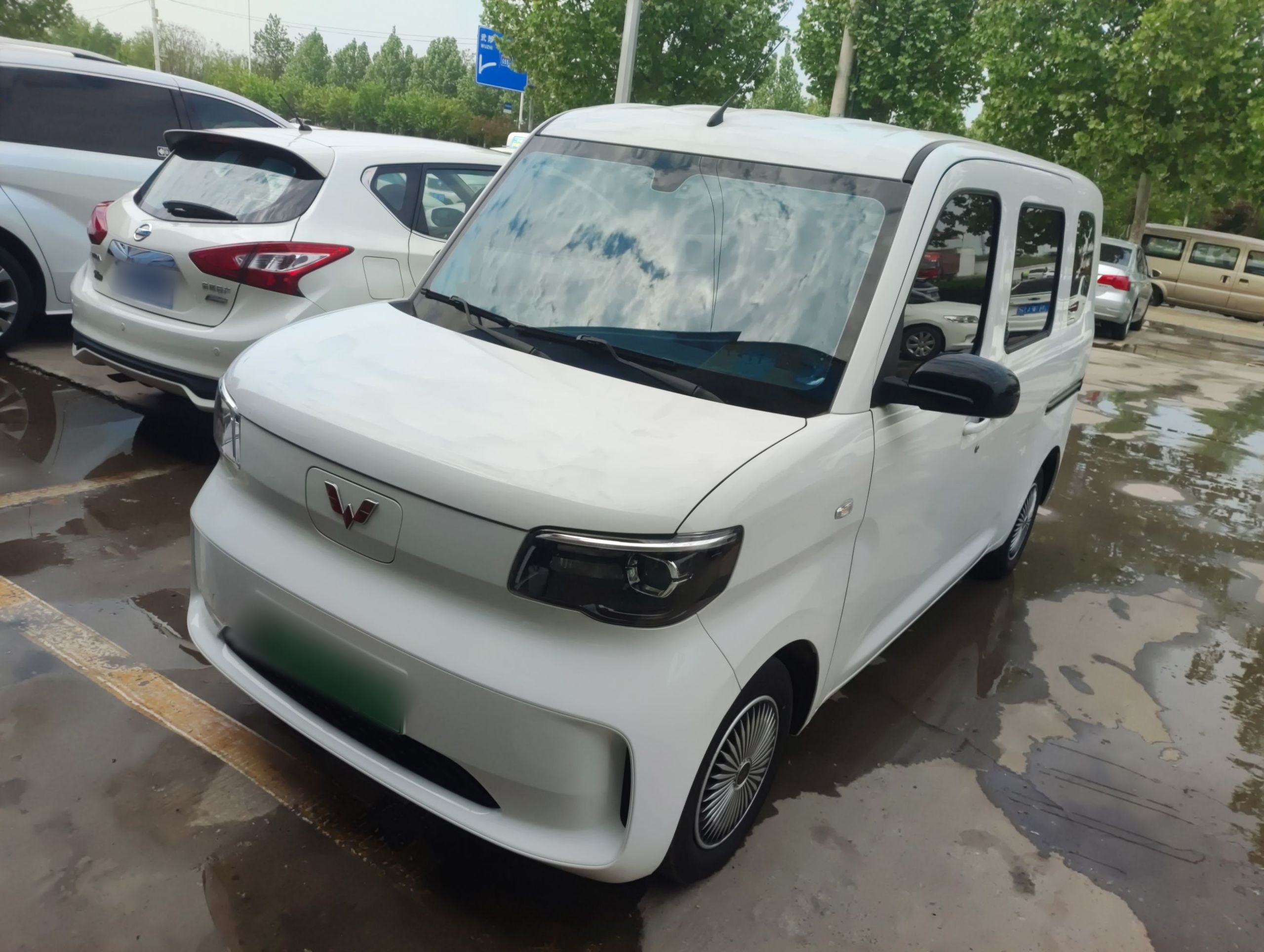 تحت مقدمة السيارة