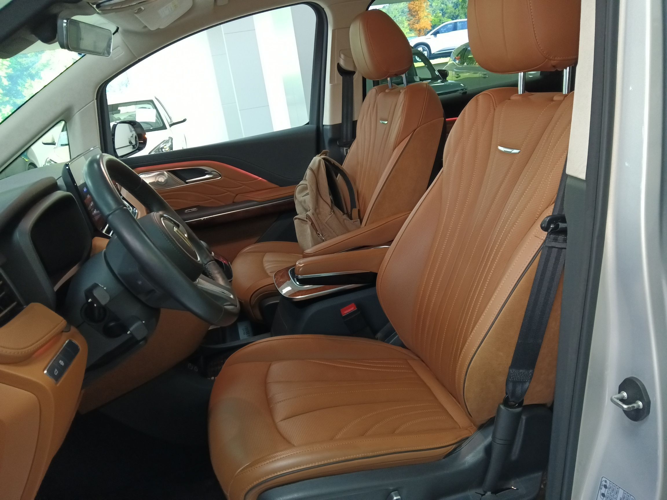 المقاعد الأمامية داخل السيارة