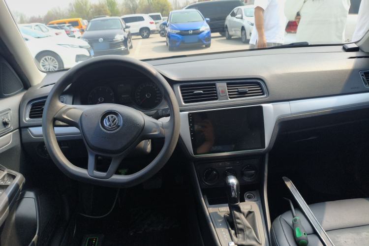 Used Volkswagen Gran Lavida 2015 1.6L Automatic Fashion Edition Center Console