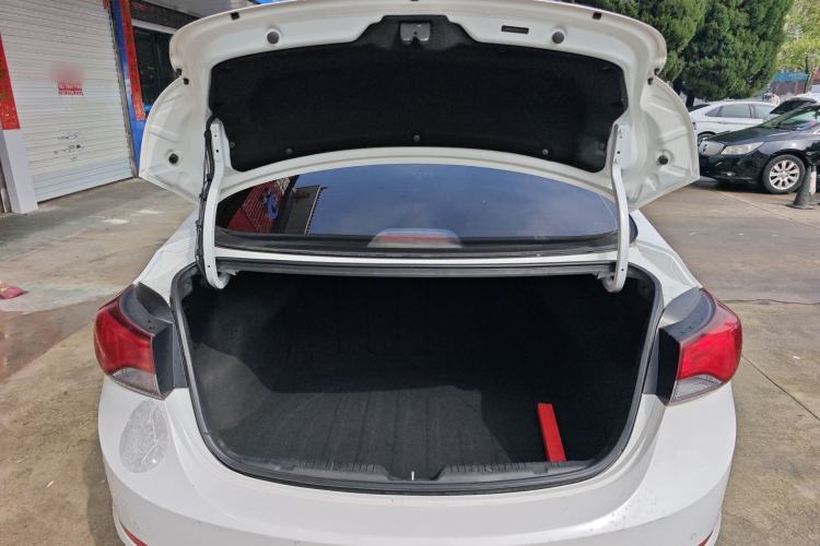 Used Hyundai Elantra (5th Generation / Langdong) 2016 1.6L Automatic Smart Version Trunk
