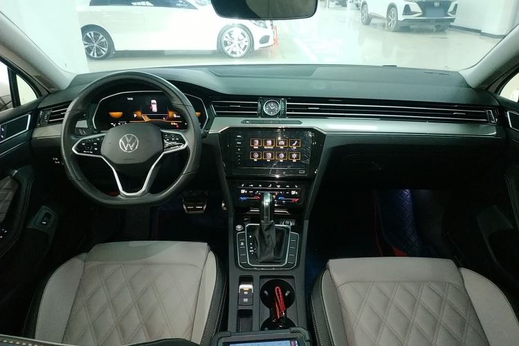 Used Volkswagen Magotan 2023 2 Million Units Limited Edition 330TSI DSG Leading Version