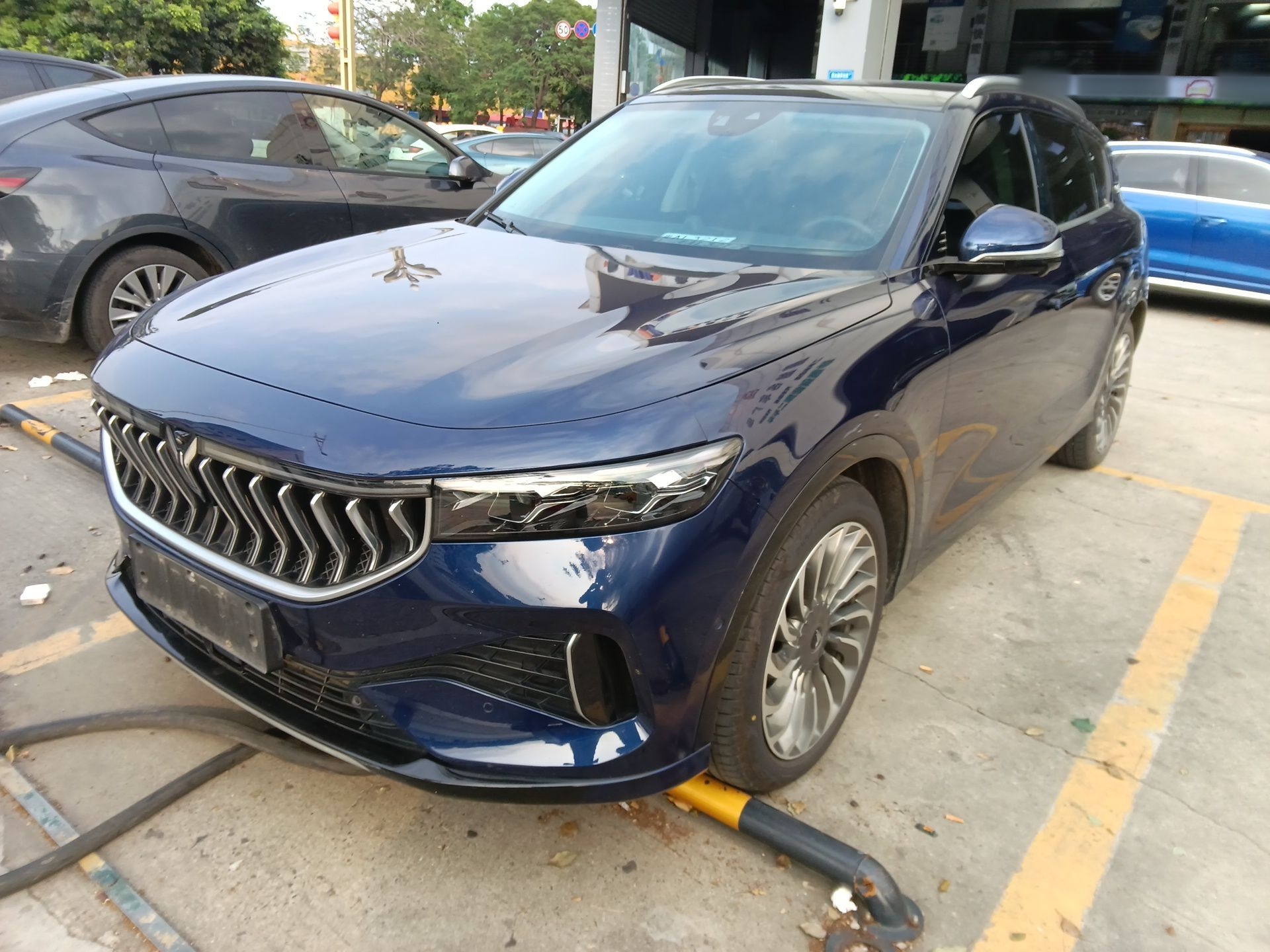 تحت مقدمة السيارة