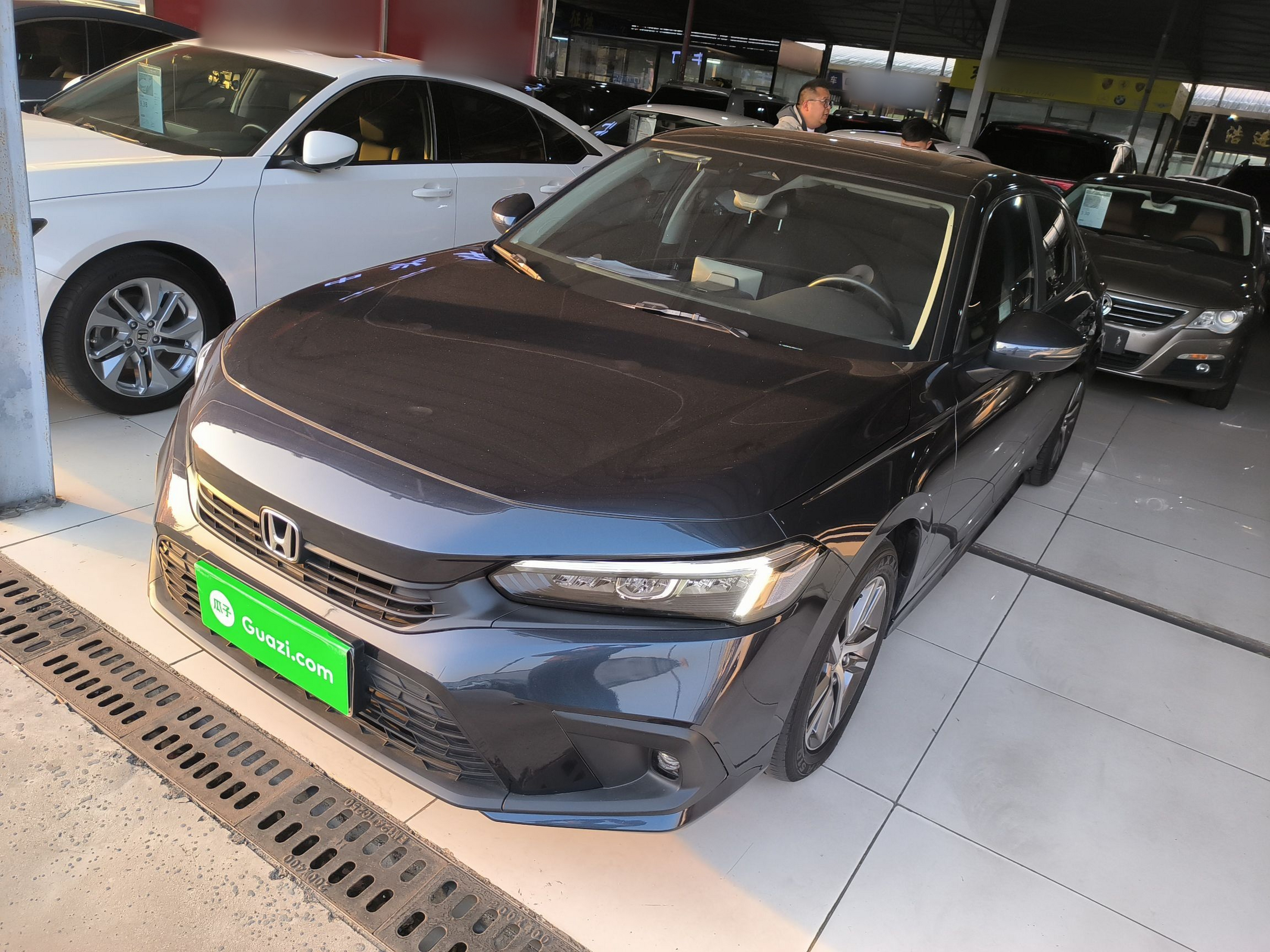 Под передней частью автомобиля