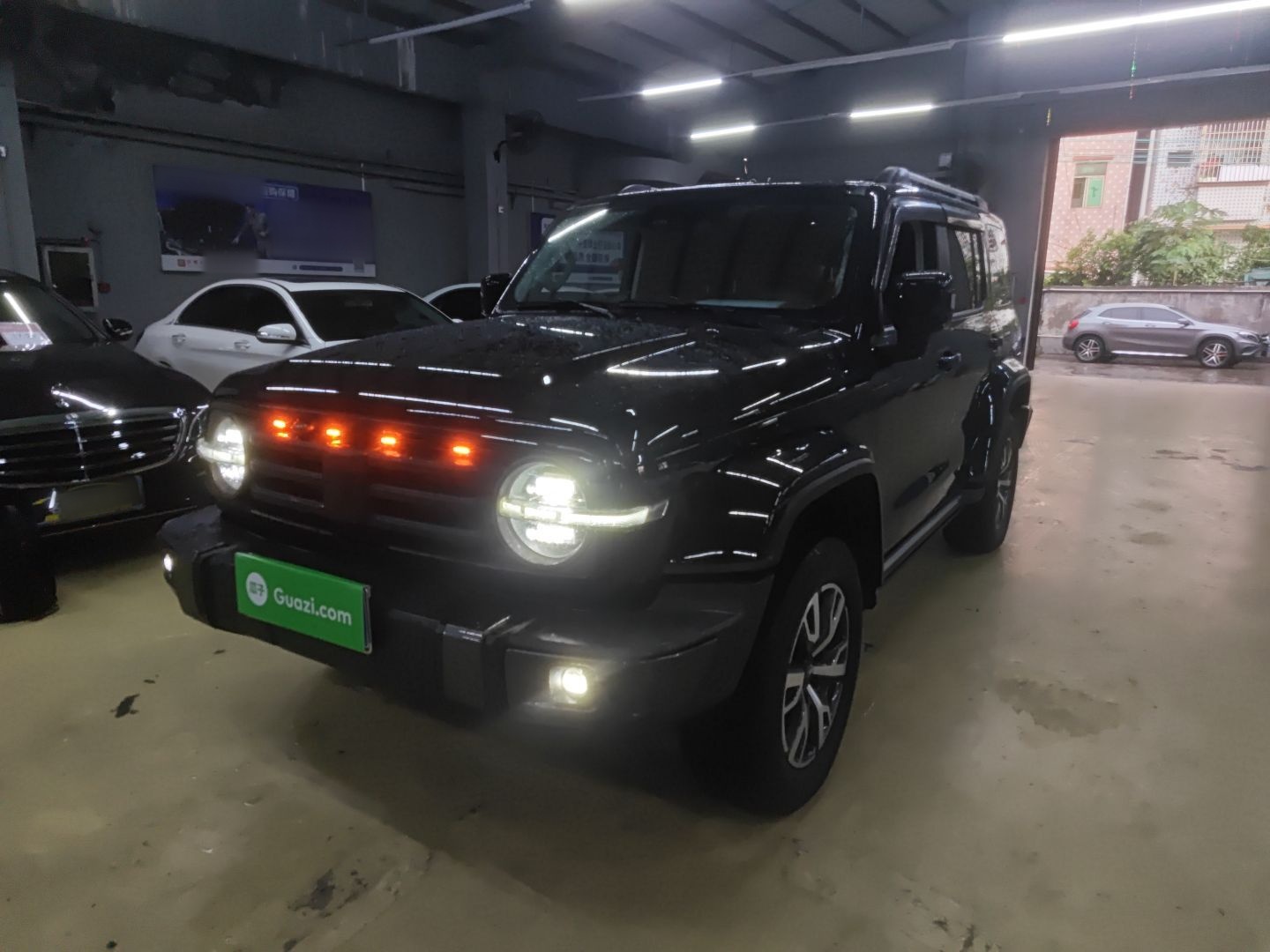 Под передней частью автомобиля