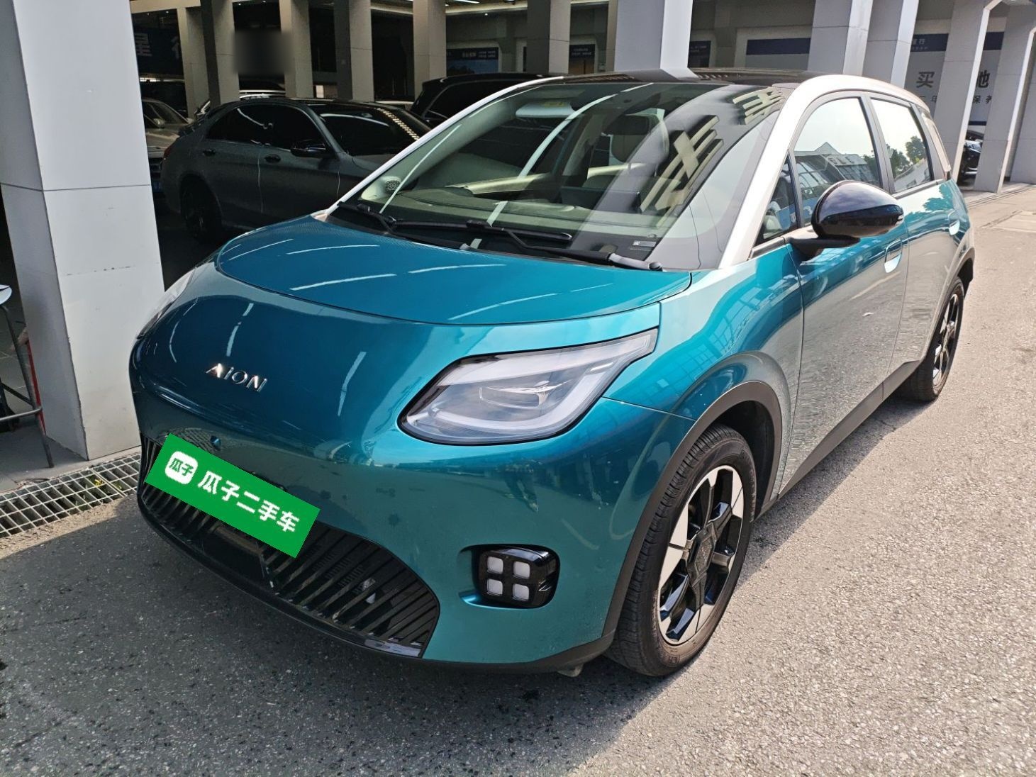 تحت مقدمة السيارة