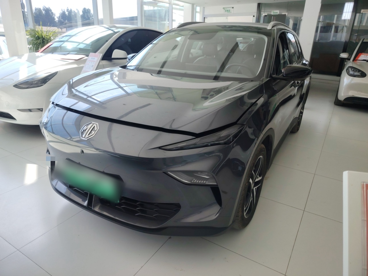 تحت مقدمة السيارة