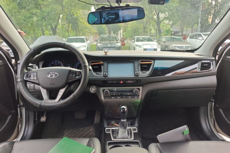 Used Hyundai Mistra 2014 1.8L Automatic Smart GLS Center Console