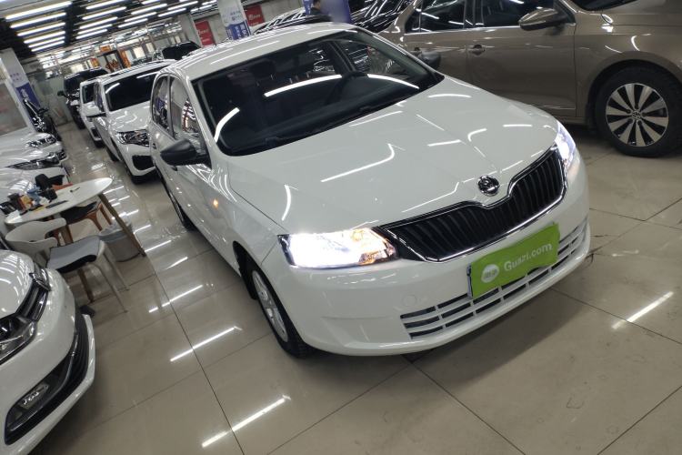 Used Skoda Rapid 2016 1.6L Automatic Front-Wheel Drive Model Front Right 45 Deg