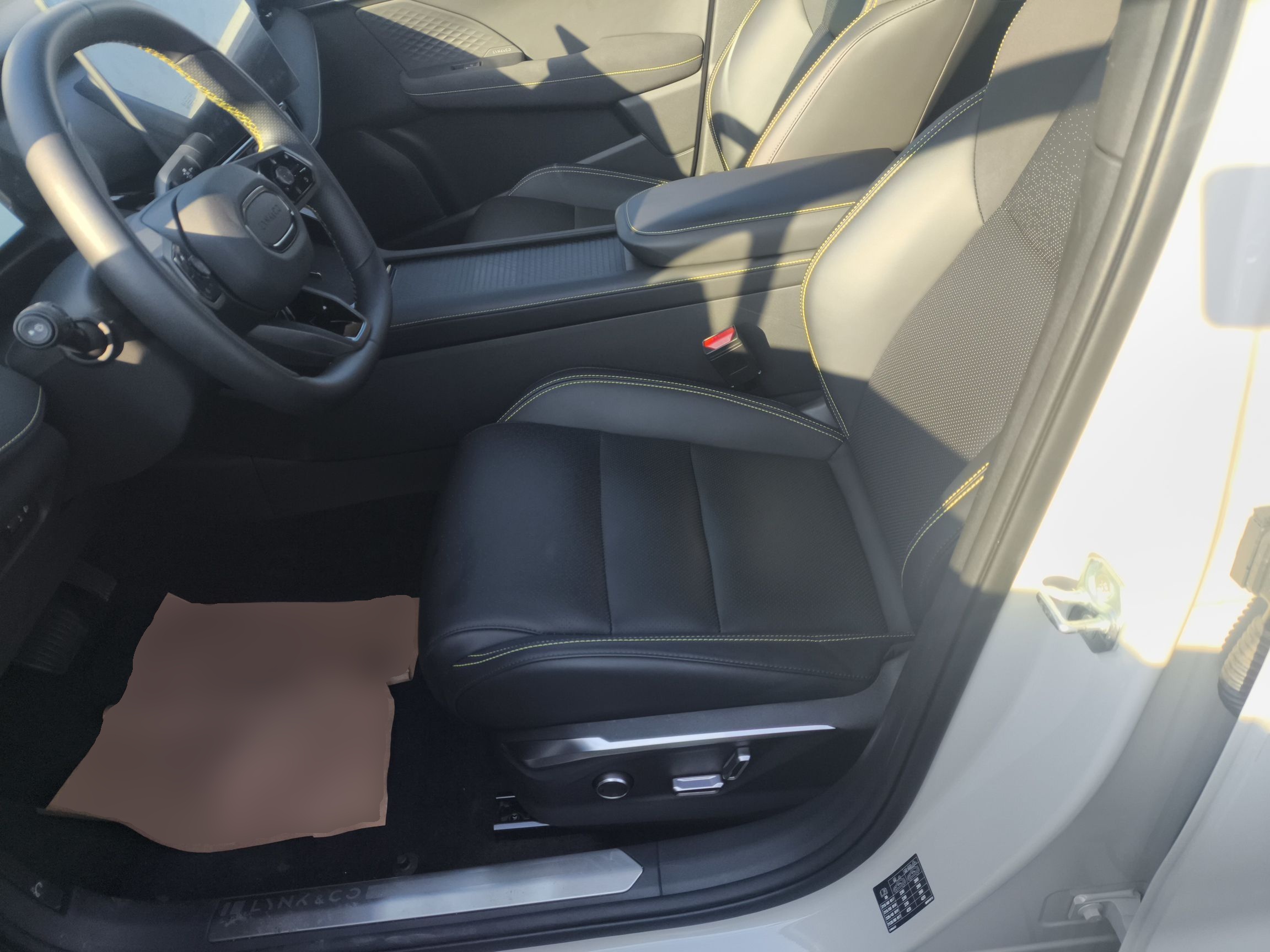 المقاعد الأمامية داخل السيارة