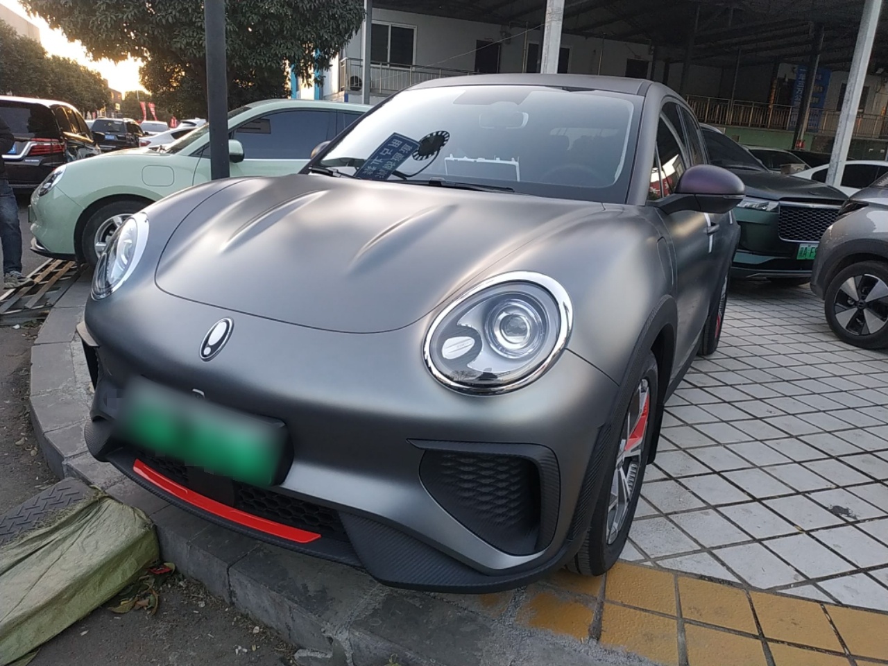 Под передней частью автомобиля