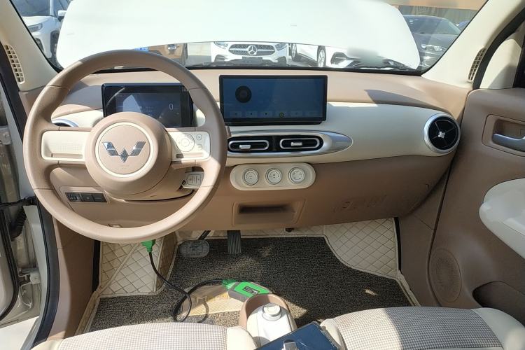 Used Wuling Hongguang MINIEV 2025 Four-Door Version Advanced Edition Center Console