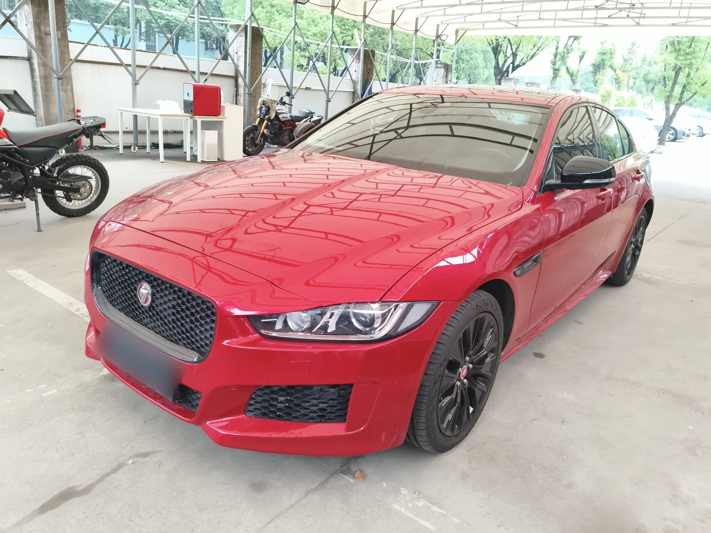 تحت مقدمة السيارة