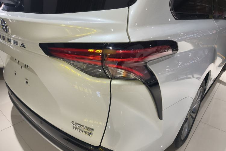 Used Toyota SIENNA 2023 2.5L Hybrid Deluxe Edition