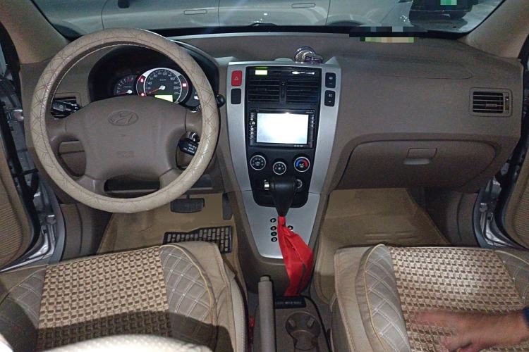 Used Hyundai Tucson 2013 2.0L Automatic Two-Wheel Drive Comfort Version Center Console