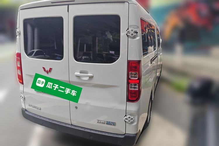 Used Wuling Yangguang 2024 300KM Comfort Version Passenger Van 75kW
