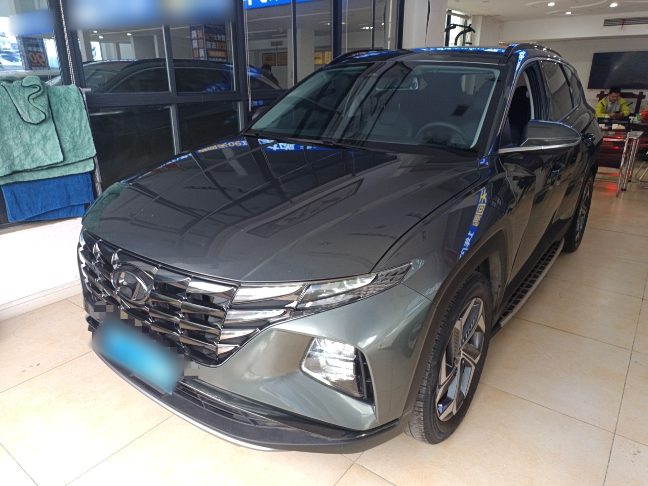 Под передней частью автомобиля