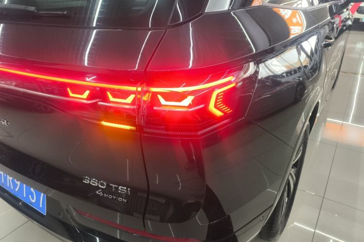 Used Volkswagen Tavendor 2024 380TSI All-Wheel-Drive R-Line Cruise Premium Edition Right Rear Taillight