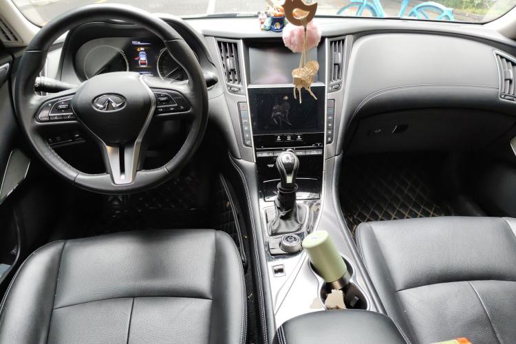 Used Infiniti Q50L 2018 2.0T Enjoyment Edition China V standard Center Console