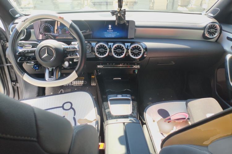 Used Mercedes-Benz CLA AMG 2024 AMG CLA 35 4MATIC Center Console