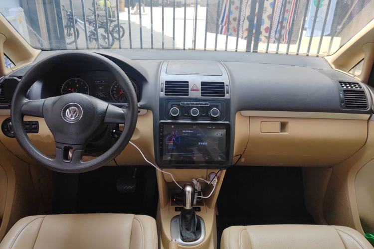 Used Volkswagen Touran 2011 1.4T DSG Zhiya Edition 5 Seats Center Console