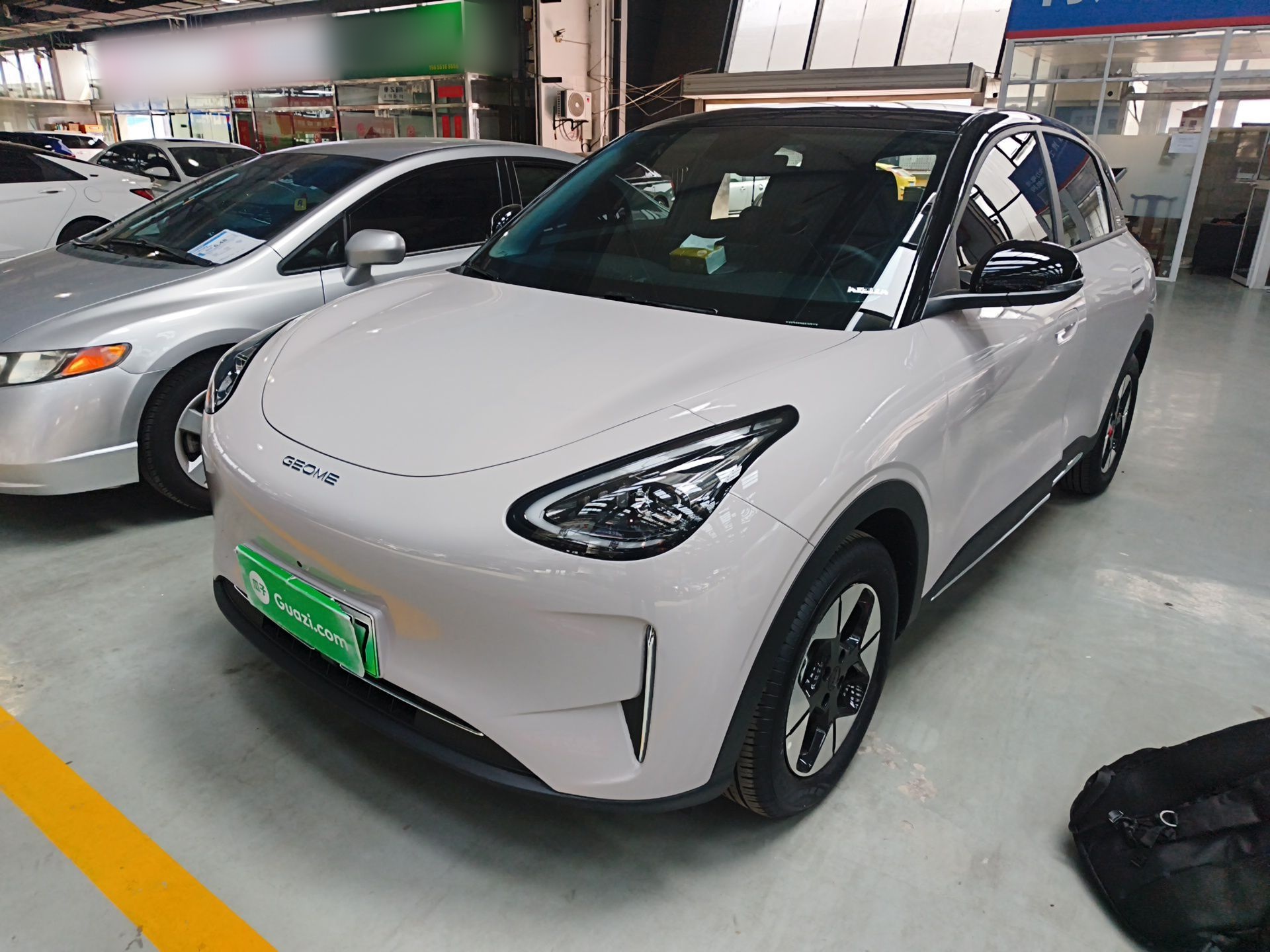 Под передней частью автомобиля