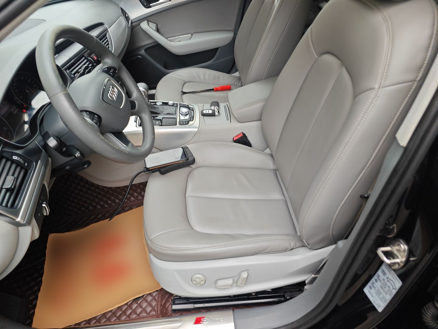 Переднее сиденье в автомобиле