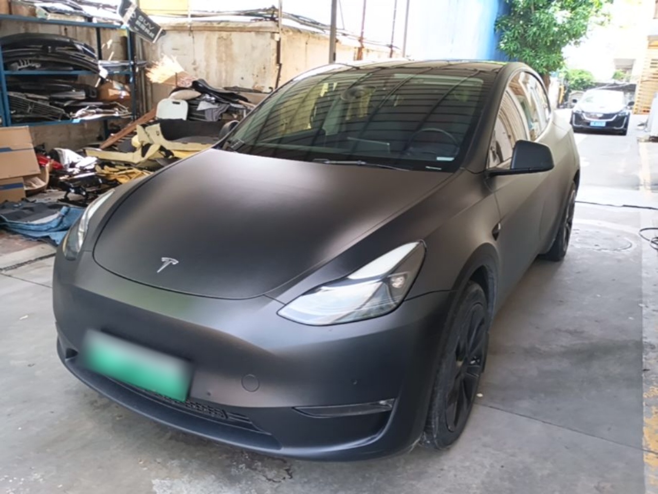 Под передней частью автомобиля