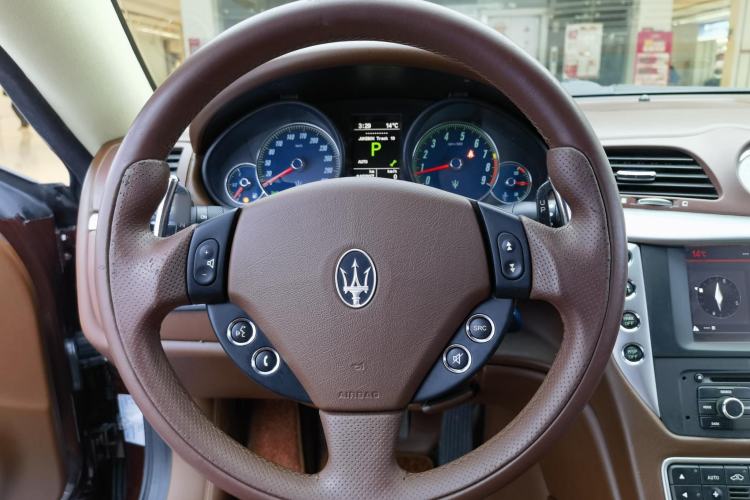 Used Maserati GranTurismo 2007 4.2L Standard Edition Interior 4