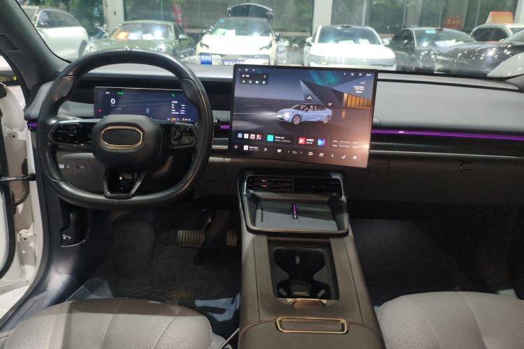 Used Lynk & Co 07 2024 EM-P 126 Long-Range Ultra Center Console