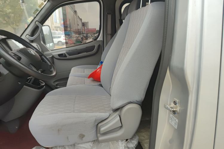 Used Dongfeng Yufeng Yufeng 2020 2.3T Economy Logistics Vehicle Short Wheelbase Mid-Roof Design 5-9 Seats WP2.3