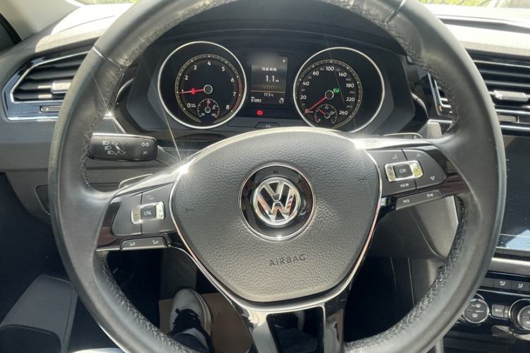 Used Volkswagen Tiguan L 2019 Updated Version 330TSI Automatic Two-Wheel Drive Panoramic Comfort Edition China VI Standard Steering Wheel