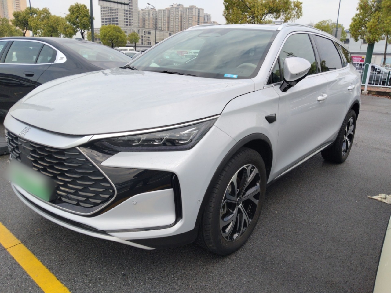 Под передней частью автомобиля