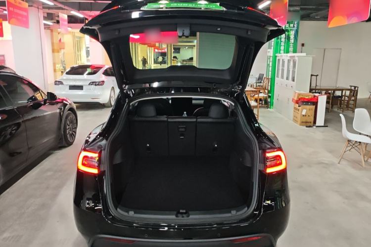 Used Tesla Model Y 2022 Long-Range All-Wheel-Drive Version Trunk