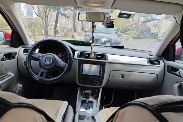 Used Volkswagen Bora 2011 1.6L Automatic Fashion Edition Center Console