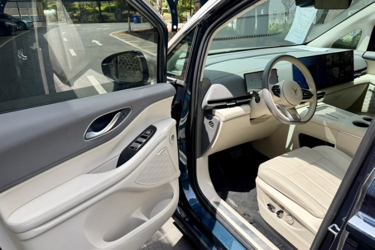 Used VOYAH Dream 2025 PHEV Four-Wheel Drive Excellence Kunpeng Edition
