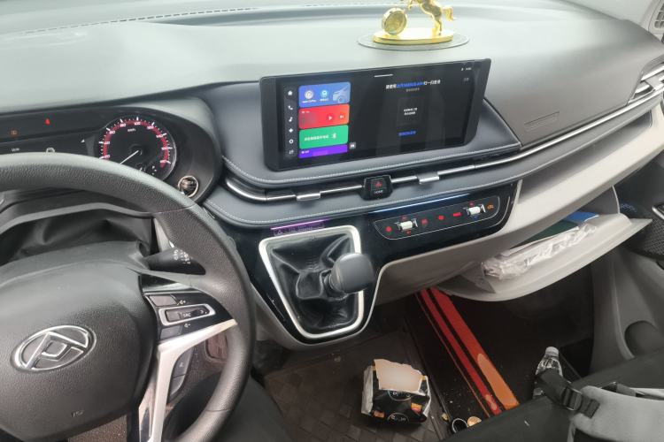 Used SAIC MAXUS Xintu V70 2023 2.0T Elite Edition Manual Transmission Short Wheelbase Low Roof 5/6 Seats (125 hp)