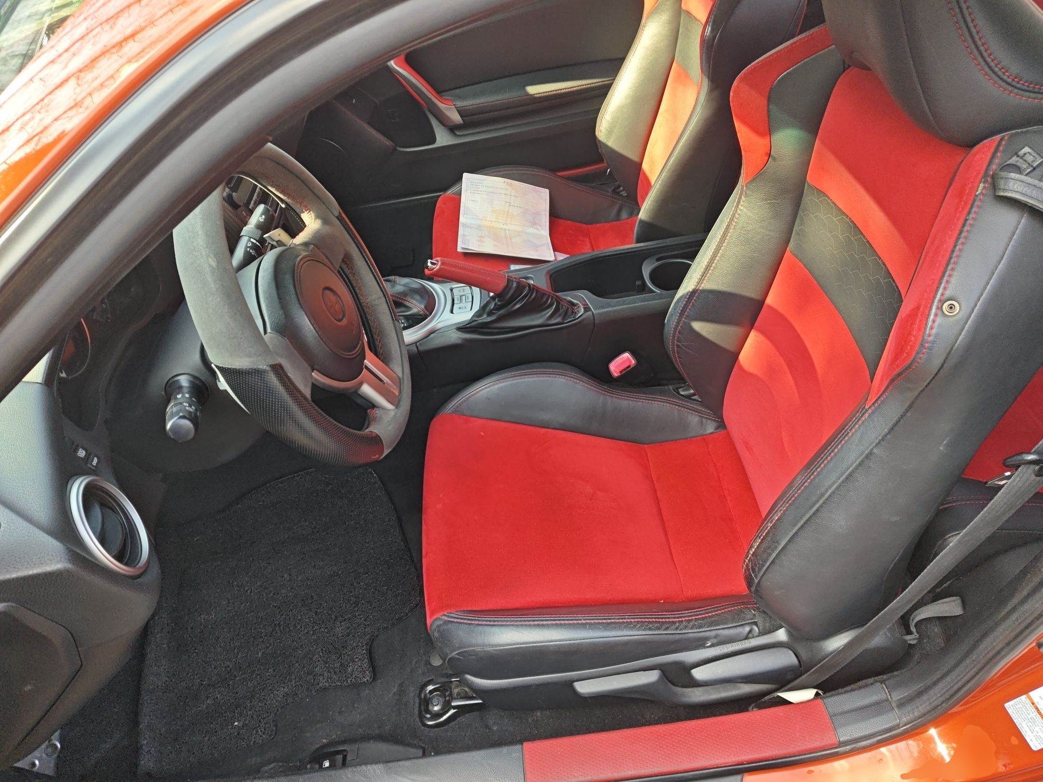 Переднее сиденье в автомобиле