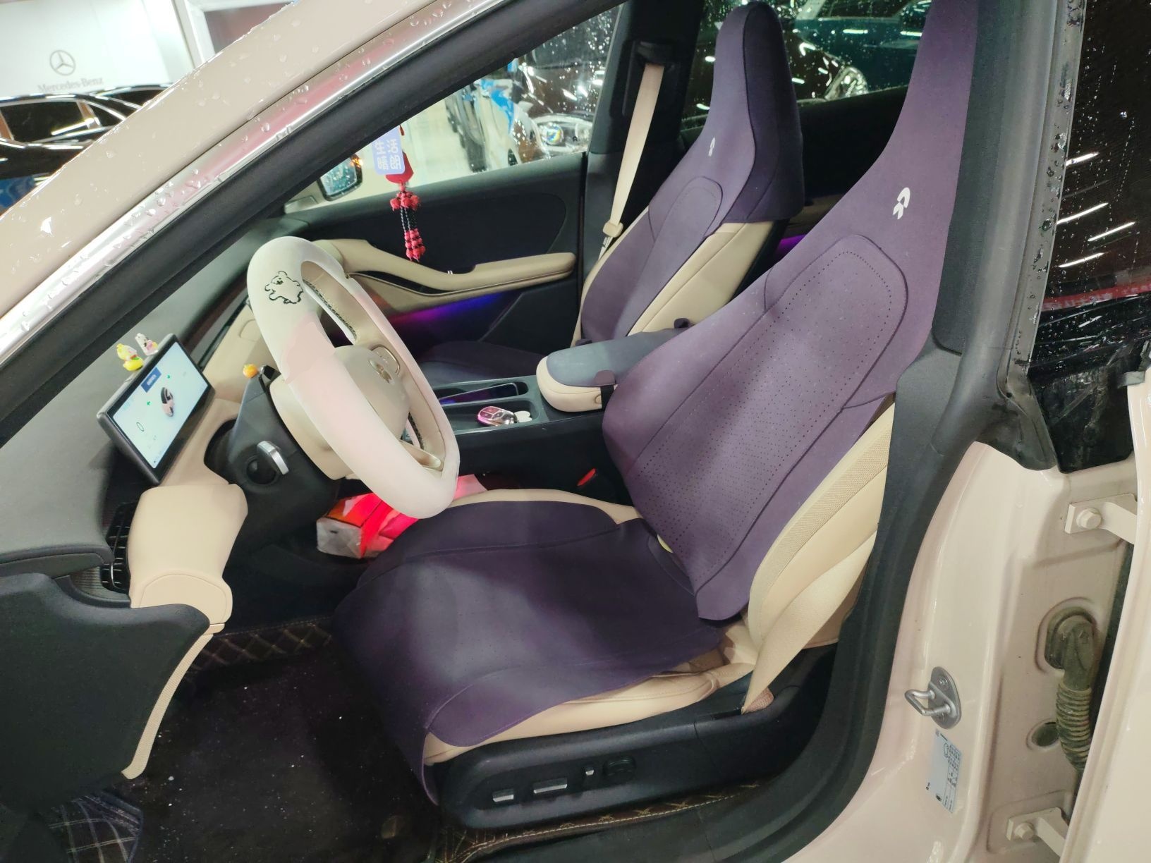 المقاعد الأمامية داخل السيارة