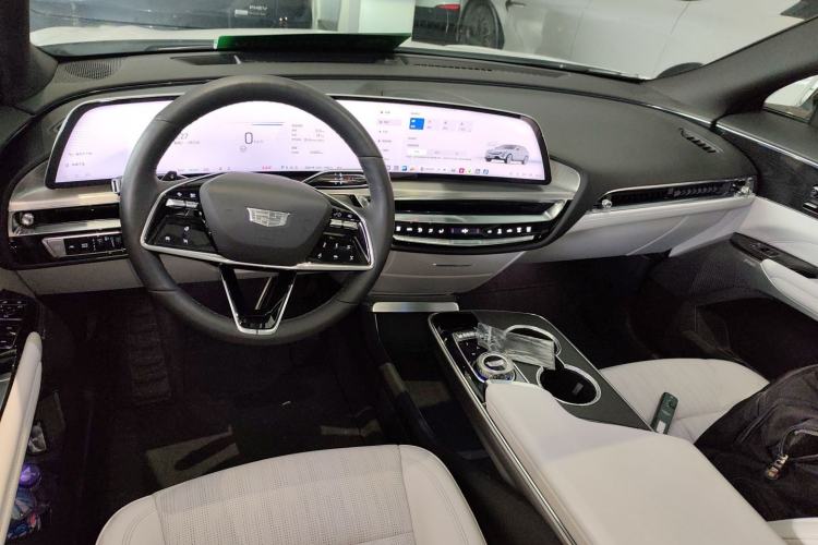 Used Cadillac LYRIQ 2024 Rear-Drive Standard Range Luxury Edition Center Console