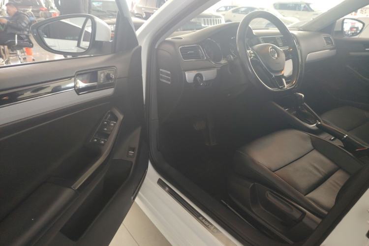 Used Volkswagen Sagitar 2015 230TSI Automatic Comfort Version
