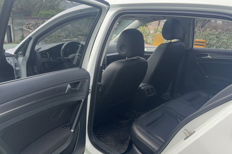 Used Volkswagen Golf 2017 1.6L Automatic Comfort Million-Vehicle Anniversary Edition
